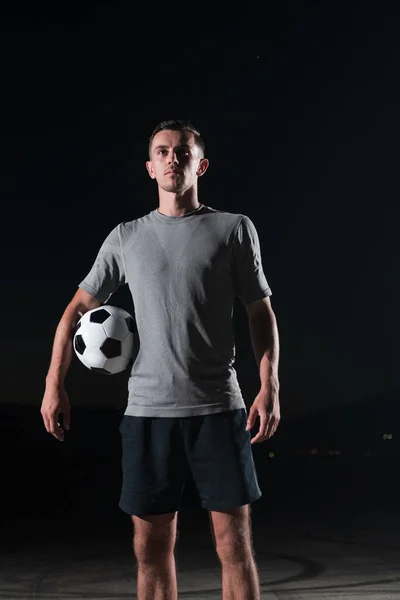 Portret Młodego Przystojnego Utalentowanego Piłkarza Ulicy Bawiącego Się Piłką Wysokiej — Zdjęcie stockowe