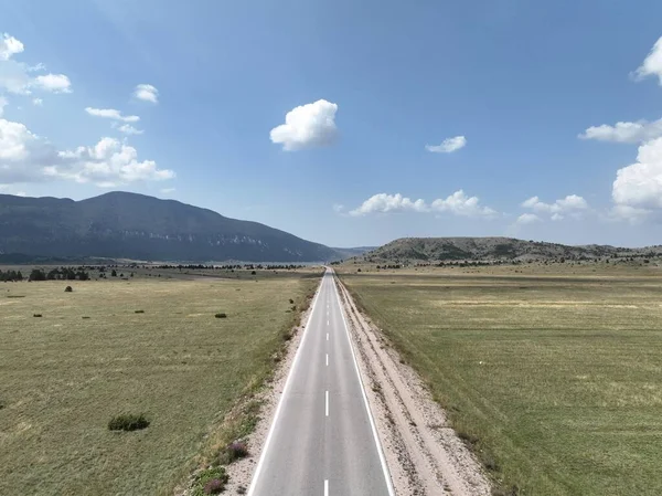 Vista Aérea Carretera Hermosos Campos Verdes Hermoso Día Soleado Verano —  Fotos de Stock