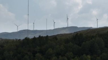 Devasa rüzgar türbini dönüyor. Yenilenebilir enerji, sürdürülebilir kalkınma, çevre dostu kavram. İHA 'dan sinematik hava görüntüsü, 4K. Düzeltilmemiş Yüksek kalite 4K görüntü