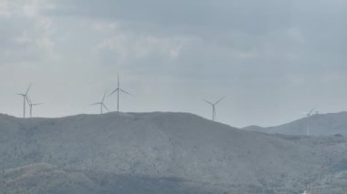 Devasa rüzgar türbini dönüyor. Yenilenebilir enerji, sürdürülebilir kalkınma, çevre dostu kavram. İHA 'dan sinematik hava görüntüsü, 4K. Düzeltilmemiş Yüksek kalite 4K görüntü