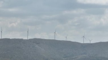 Devasa rüzgar türbini dönüyor. Yenilenebilir enerji, sürdürülebilir kalkınma, çevre dostu kavram. İHA 'dan sinematik hava görüntüsü, 4K. Düzeltilmemiş Yüksek kalite 4K görüntü