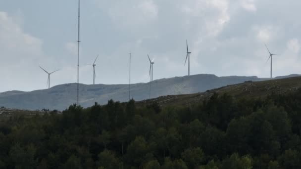 Turbina Eólica Enorme Girando Energias Renováveis Desenvolvimento Sustentável Conceito Favorável — Vídeo de Stock