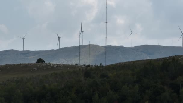 巨大な風力タービンが回転しています 再生可能エネルギー 持続可能な開発 環境に優しい概念 ドローンからの映画的空撮 未修正無修正高品質4K映像 — ストック動画