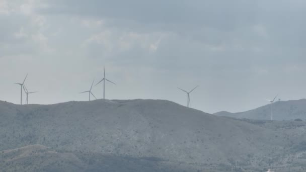 Огромная Вращающаяся Ветряная Турбина Возобновляемые Источники Энергии Устойчивое Развитие Экологическая — стоковое видео