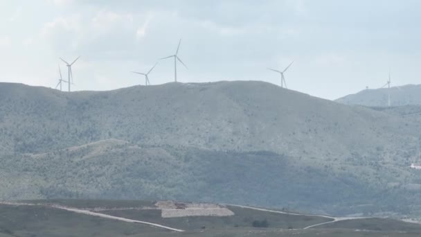 巨大的风力涡轮机旋转 可再生能源 可持续发展 环境友好概念 从无人机拍摄的电影 Unedited Unretouched High Quality Footage — 图库视频影像