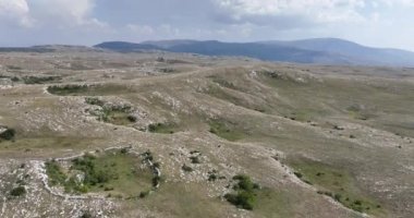 Kırsal kesimde bulutlu bir günde yumuşak sisle kaplı çayırların hava görüntüleri. Hava manzaralı samimi kırsal görüş HI kalitesinde sinematik hava çekimi.