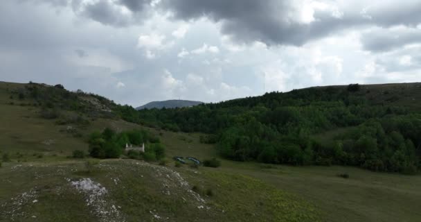 Kırsal Kesimde Bulutlu Bir Günde Yumuşak Sisle Kaplı Çayırların Hava — Stok video