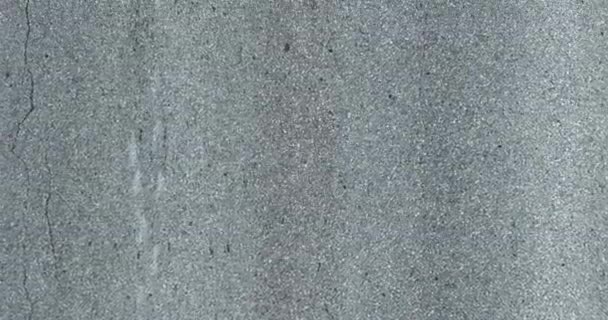 Luftaufnahme Einer Asphaltierten Straße Mit Markierungen Vorbeifahrendes Auto Aus Der — Stockvideo