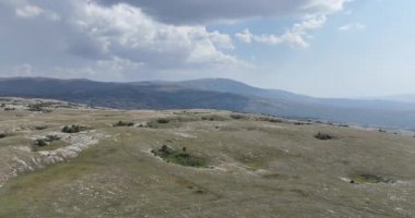 Kırsal kesimde bulutlu bir günde yumuşak sisle kaplı çayırların hava görüntüleri. Hava manzaralı samimi kırsal görüş HI kalitesinde sinematik hava çekimi.