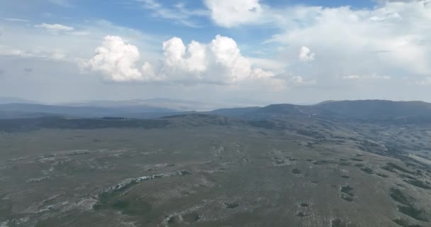 Kırsal Kesimde Bulutlu Bir Günde Yumuşak Sisle Kaplı Çayırların Hava — Stok video