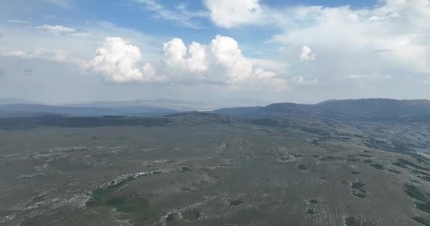 Tiro Aéreo Prados Cobertos Com Névoa Suave Dia Nublado Campo — Vídeo de Stock