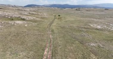 Kırsal kesimde bulutlu bir günde yumuşak sisle kaplı çayırların hava görüntüleri. Hava manzaralı samimi kırsal görüş HI kalitesinde sinematik hava çekimi.