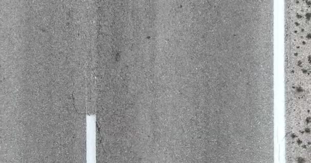 Вид Воздуха Асфальтированную Дорогу Маркировкой Мимо Машины Вид Высоты Отслеживающий — стоковое видео