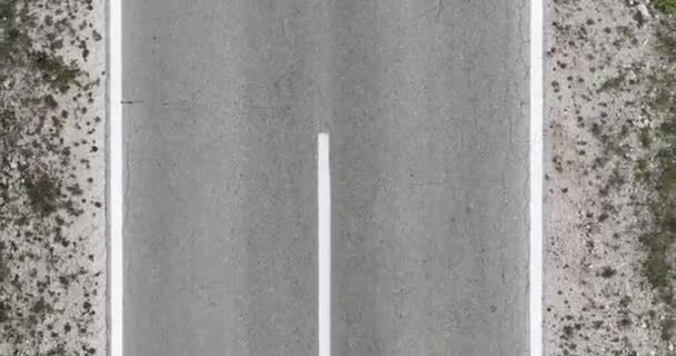 표시가 아스팔트 꼭대기 곳에서 자동차 시야를 지나간다 고품질 — 비디오