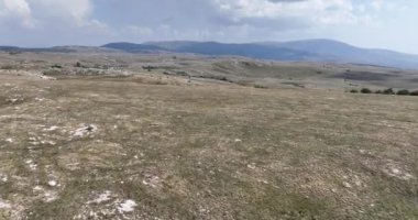 Kırsal kesimde bulutlu bir günde yumuşak sisle kaplı çayırların hava görüntüleri. Hava manzaralı samimi kırsal görüş HI kalitesinde sinematik hava çekimi.