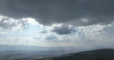 Kırsal kesimde bulutlu bir günde yumuşak sisle kaplı çayırların hava görüntüleri. Hava manzaralı samimi kırsal görüş HI kalitesinde sinematik hava çekimi.