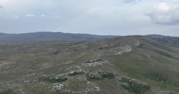 Kırsal Kesimde Bulutlu Bir Günde Yumuşak Sisle Kaplı Çayırların Hava — Stok video