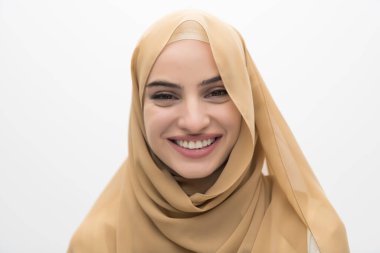 İzole edilmiş beyaz arka planda tesettürlü genç Müslüman kadın portresi. Yüksek kalite fotoğraf