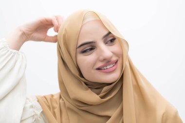 İzole edilmiş beyaz arka planda tesettürlü genç Müslüman kadın portresi. Yüksek kalite fotoğraf