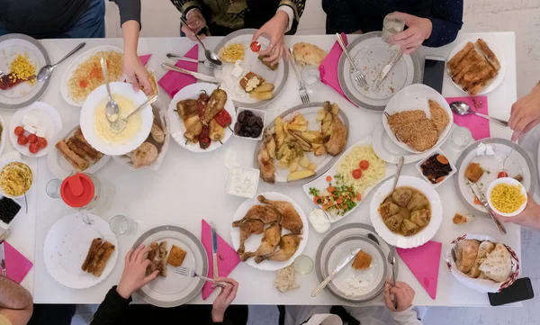 Widok Góry Rodziny Muzułmanów Iftar Podczas Ramadan Świętego Miesiąca — Zdjęcie stockowe