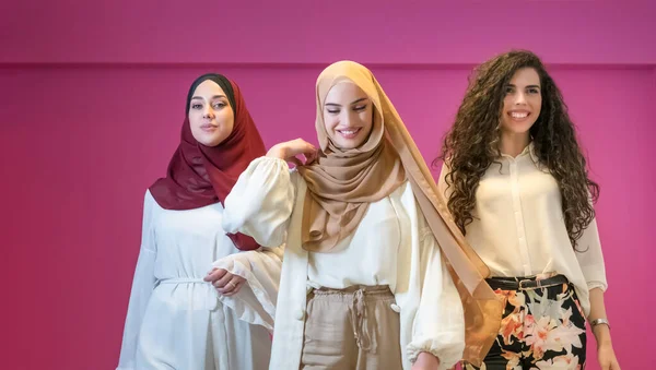 Три Мусульманки Хиджабе Современной Одежде Позируют Розовом Фоне — стоковое фото
