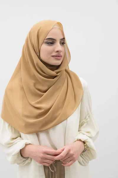 Zole Edilmiş Beyaz Arka Planda Tesettürlü Genç Müslüman Kadın Portresi — Stok fotoğraf