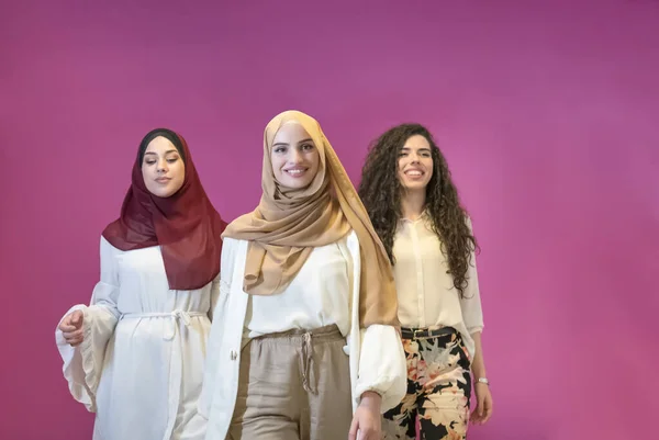 Três Mulheres Muçulmanas Hijab Roupas Modernas Posar Contra Fundo Rosa — Fotografia de Stock
