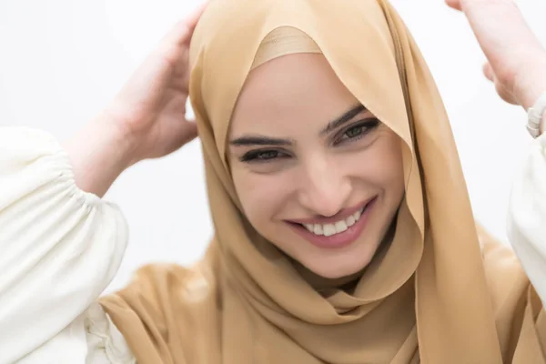 Portret Van Jonge Moslimvrouw Met Hijab Geïsoleerde Witte Achtergrond Hoge — Stockfoto