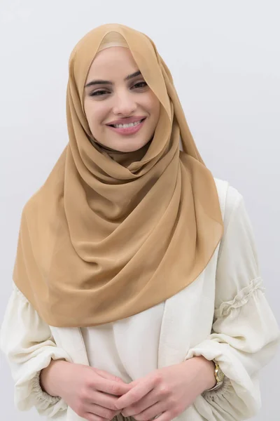 Retrato Jovem Muçulmana Vestindo Hijab Fundo Branco Isolado Foto Alta — Fotografia de Stock