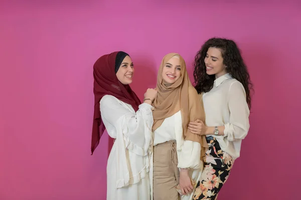 Grupo Mulheres Muçulmanas Bonitas Dois Deles Vestido Elegante Com Hijabs — Fotografia de Stock