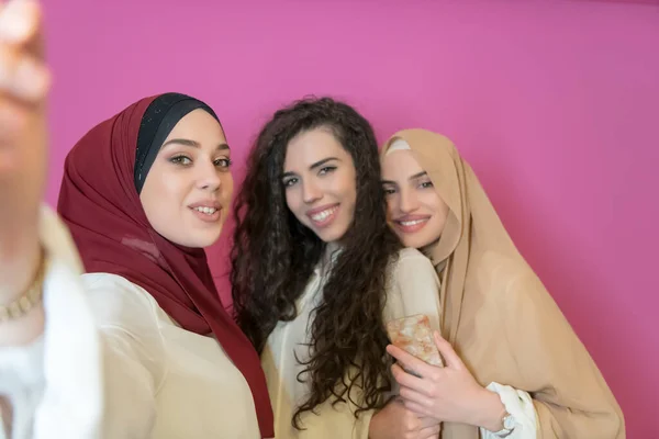 Group Beautiful Muslim Women Two Them Fashionable Dresses Hijabs Using — Stock Photo, Image