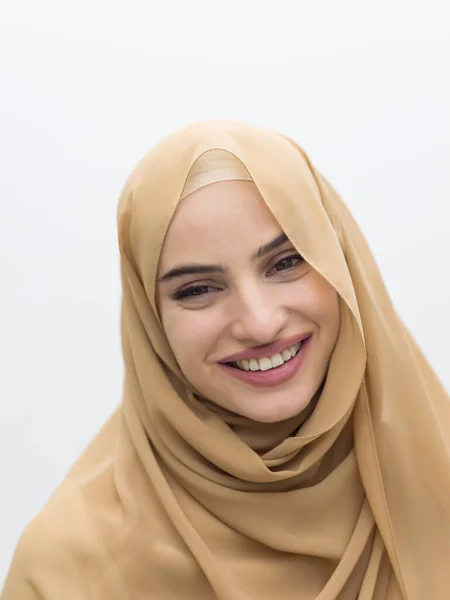 Porträt Einer Jungen Muslimin Hijab Auf Isoliertem Weißem Hintergrund Hochwertiges — Stockfoto