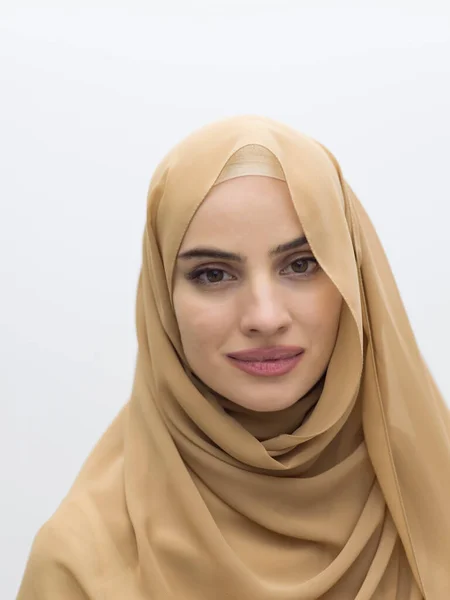 Porträt Einer Jungen Muslimin Hijab Auf Isoliertem Weißem Hintergrund Hochwertiges — Stockfoto