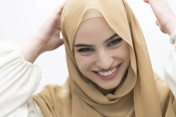 Porträtt Ung Muslimsk Kvinna Bär Hijab Isolerad Vit Bakgrund Högkvalitativt Stockbild