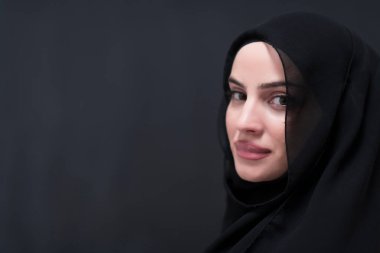 Modern İslam modasını ve Ramazan Kareem kavramını temsil eden siyah karatahtanın önünde tesettürlü şık giyinmiş güzel bir Müslüman kadının portresi. 