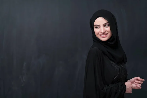 Ritratto Una Bella Donna Musulmana Abito Alla Moda Con Hijab — Foto Stock