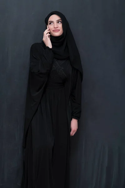 Genç Modern Müslüman Kadınları Siyah Bir Karatahtanın Önünde Tesettürlü Kıyafetler — Stok fotoğraf