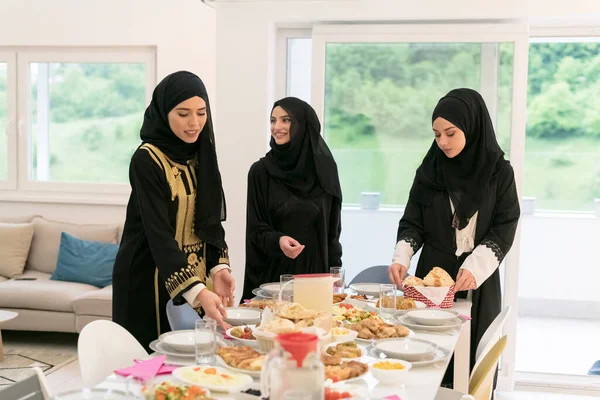 Jovens Muçulmanas Preparam Alimentos Para Iftar Durante Ramadã — Fotografia de Stock