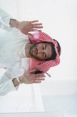 Müslüman adam cam zeminde sujud ya da sajdah yapıyor. Yüksek kalite fotoğraf