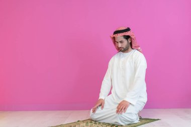 Genç Müslüman adam Ramazan ayında namaz kılıyor. Yüksek kalite fotoğraf