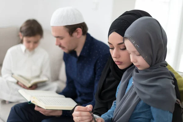 Traditionele Moslim Familie Ouders Met Kinderen Lezen Koran Bidden Samen — Stockfoto