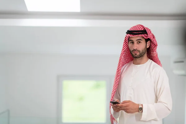 Młodzi Współczesni Muzułmańscy Arabscy Biznesmeni Noszą Tradycyjne Ubrania Podczas Korzystania — Zdjęcie stockowe