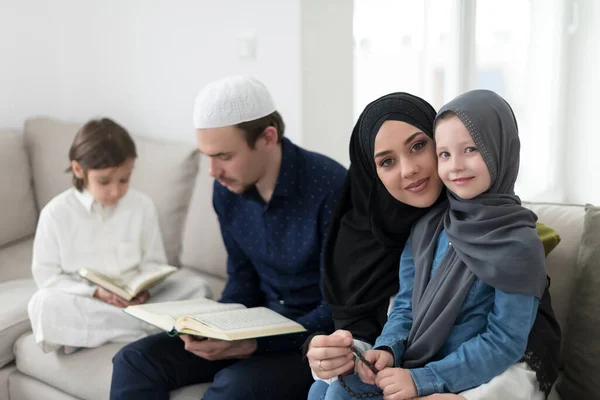 Traditionele Moslim Familie Ouders Met Kinderen Lezen Koran Bidden Samen — Stockfoto