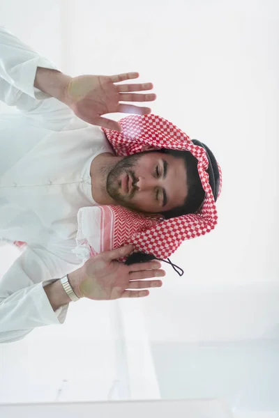Müslüman Adam Cam Zeminde Sujud Sajdah Yapıyor Yüksek Kalite Fotoğraf — Stok fotoğraf