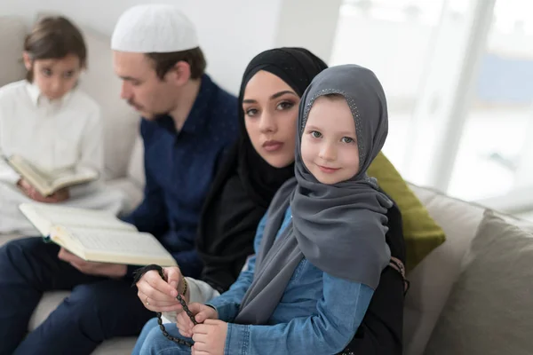 Traditionele Moslim Familie Ouders Met Kinderen Lezen Koran Bidden Samen — Stockfoto