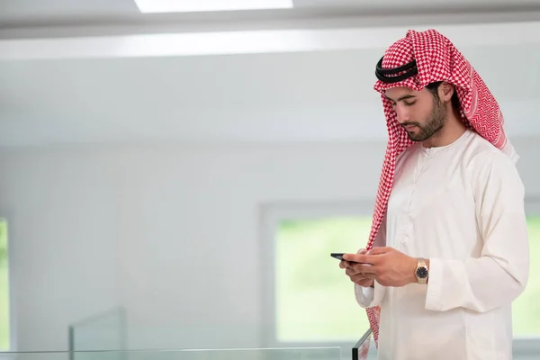 Unga Moderna Muslimska Affärsmän Bär Traditionella Kläder Medan Använder Smartphones — Stockfoto