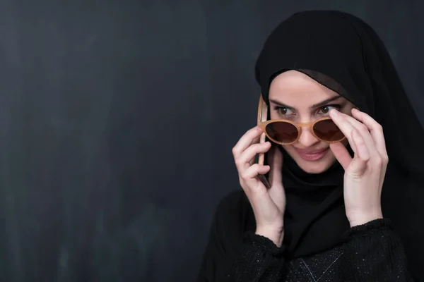 Молодая Мусульманская Бизнесвумен Использует Смартфоны Солнцезащитных Очках Хиджабе Перед Черной — стоковое фото