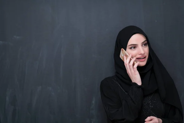 Giovani Donne Affari Musulmane Moderne Che Usano Smartphone Indossando Vestiti — Foto Stock