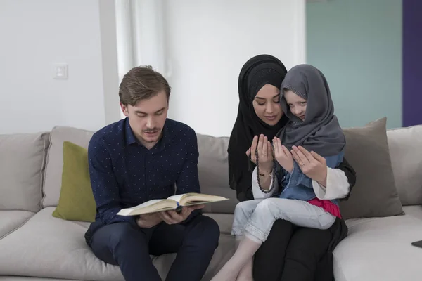 Pais Tradicionais Família Muçulmana Com Crianças Lêem Alcorão Rezam Juntos — Fotografia de Stock