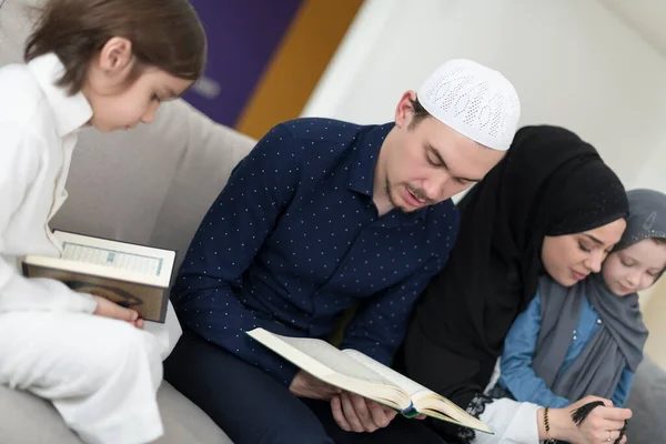 Традиційні Мусульманські Батьки Які Мають Дітей Читають Коран Моляться Разом — стокове фото